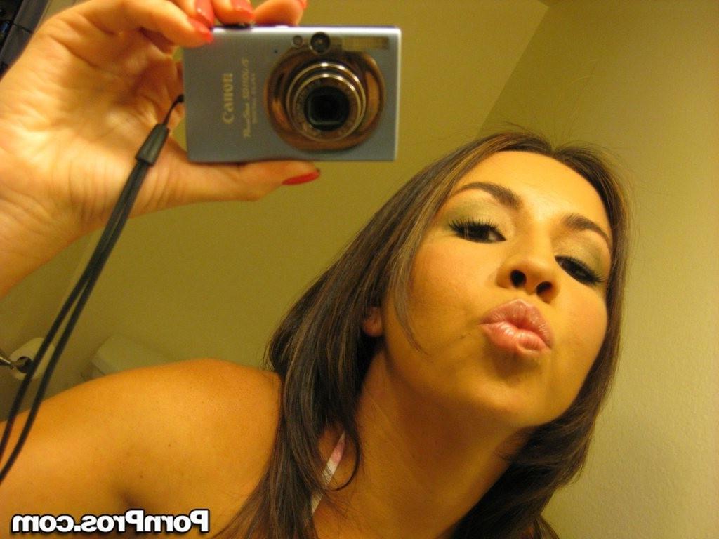 16P Stephani Moretti makes her boyfriend cum on camera