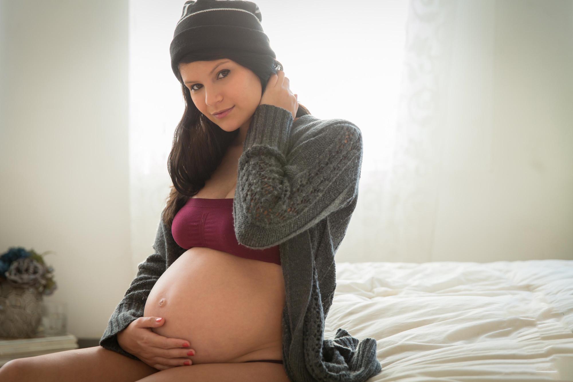 16P Sexy pregnant babe posing nude
