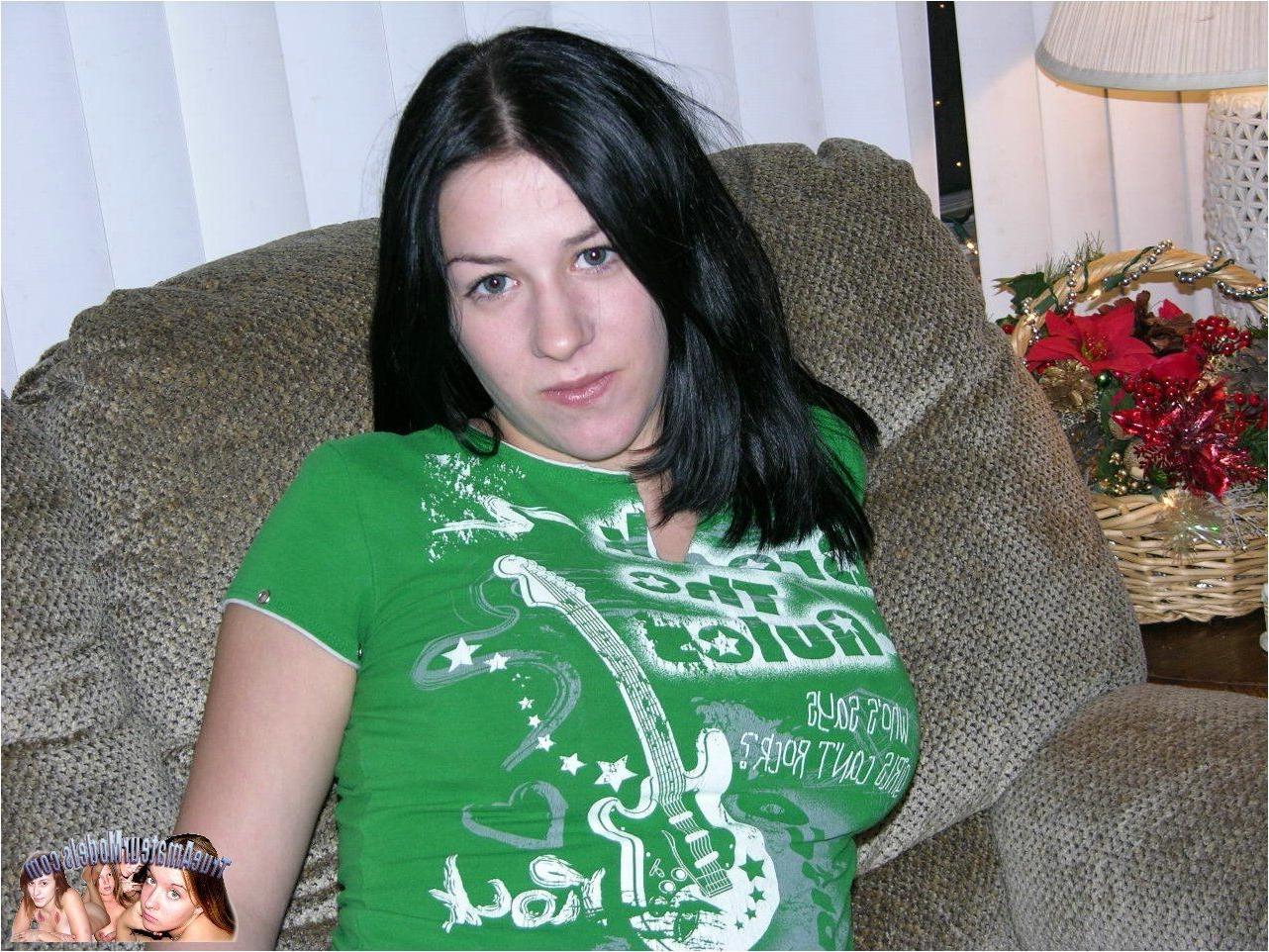 17P Eighteen year girl unemployed and pregnant modeling nude