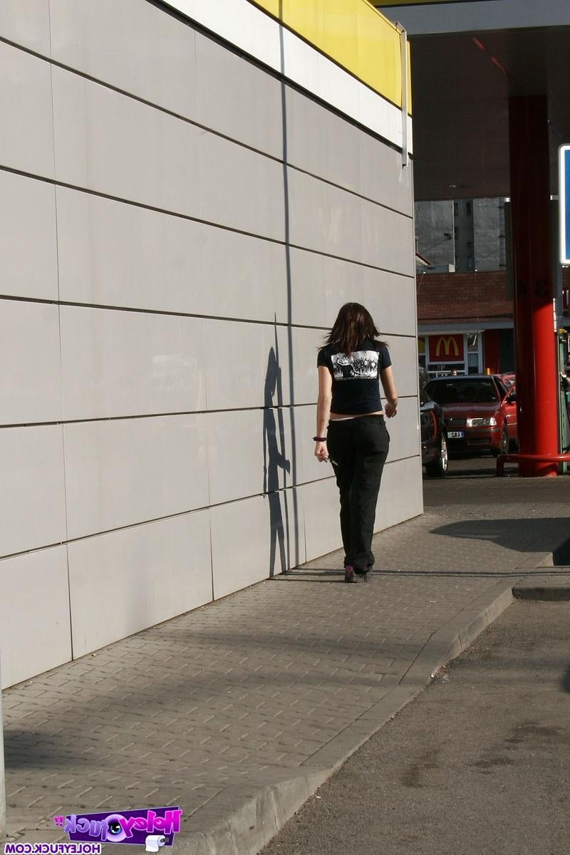 14P Teenager wird von einem Loch in der Toilettenwand überrascht