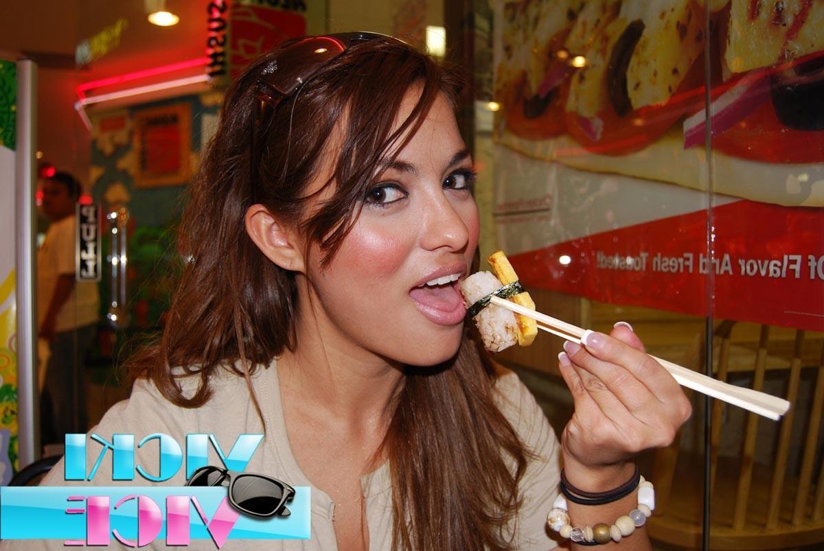 16P Candid vacation pics of teen eating