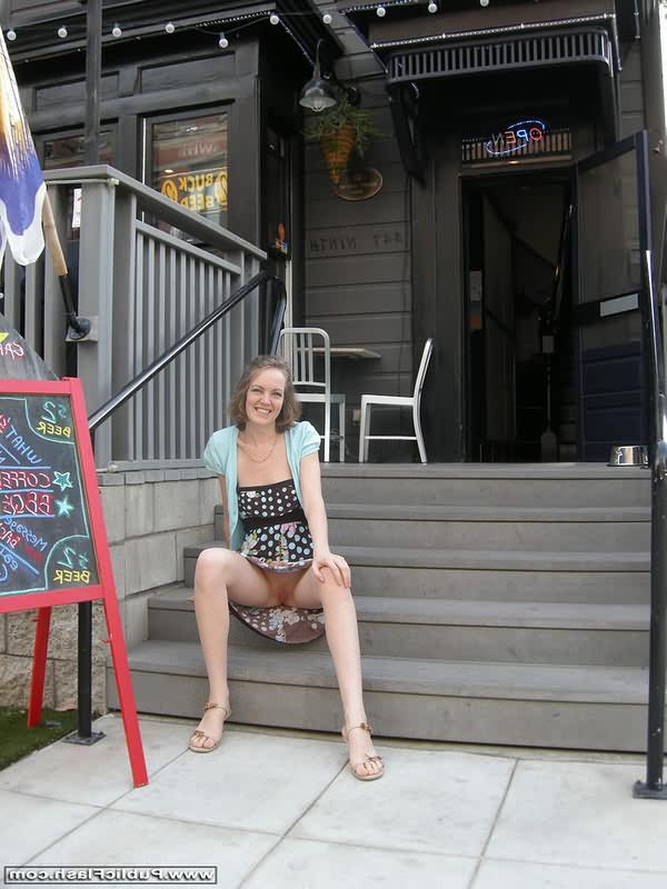 16P Tall slim Debbie flashes nude body on city streets