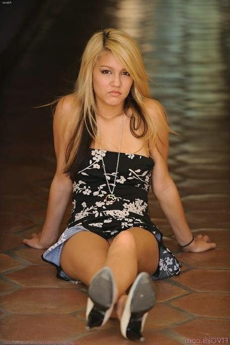 16P Exotic Teen Stripping In A Hotel Hallway