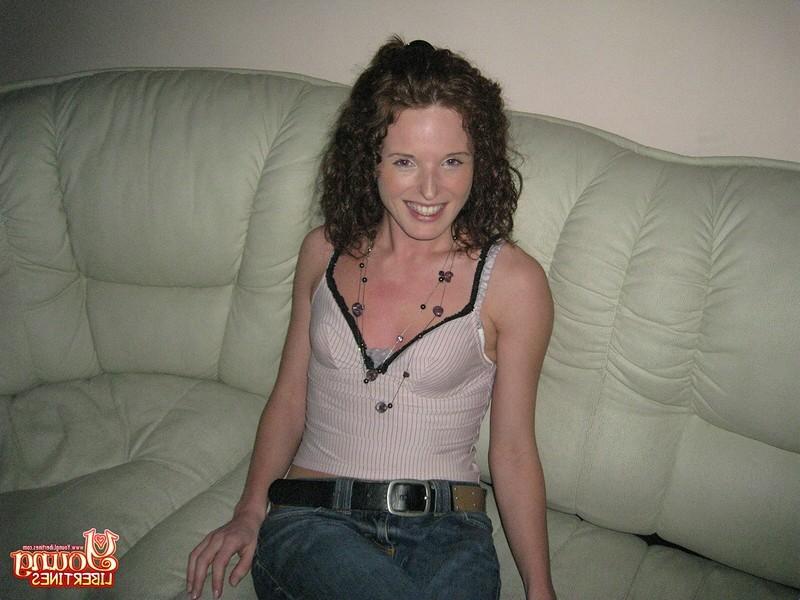 15P Teenie amateur sexy fait une excellente pipe à son petit ami