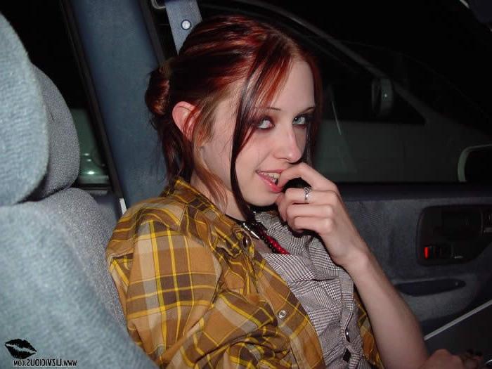 16P Goth chick gives her boyfriend a blowjob in the car