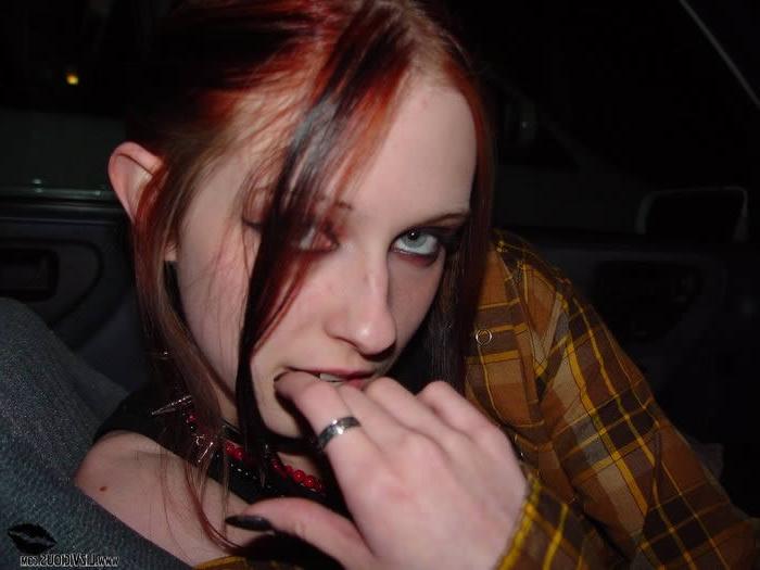 16P Goth chick gives her boyfriend a blowjob in the car