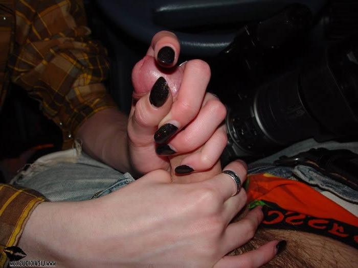 16P Goth chick gives her boyfriend a blowjob in the car