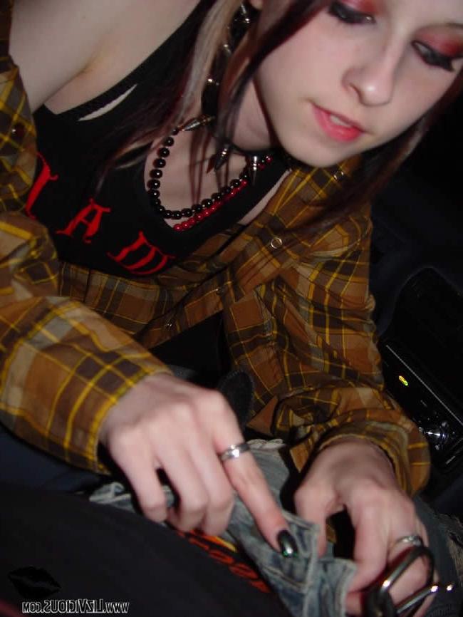 16P Goth chick gives her boyfriend a blowjob in the car