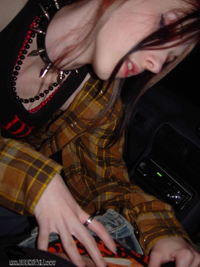 16P Goth chick gives her boyfriend a blowjob in the car