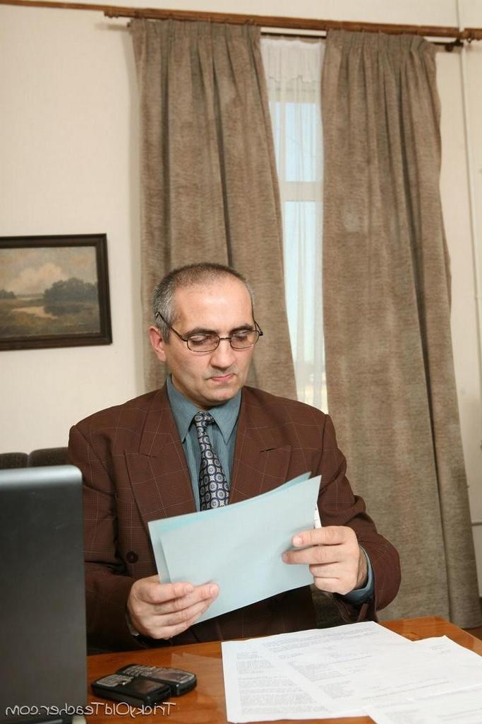 15P A dirty old professor invites his sexy student to his place