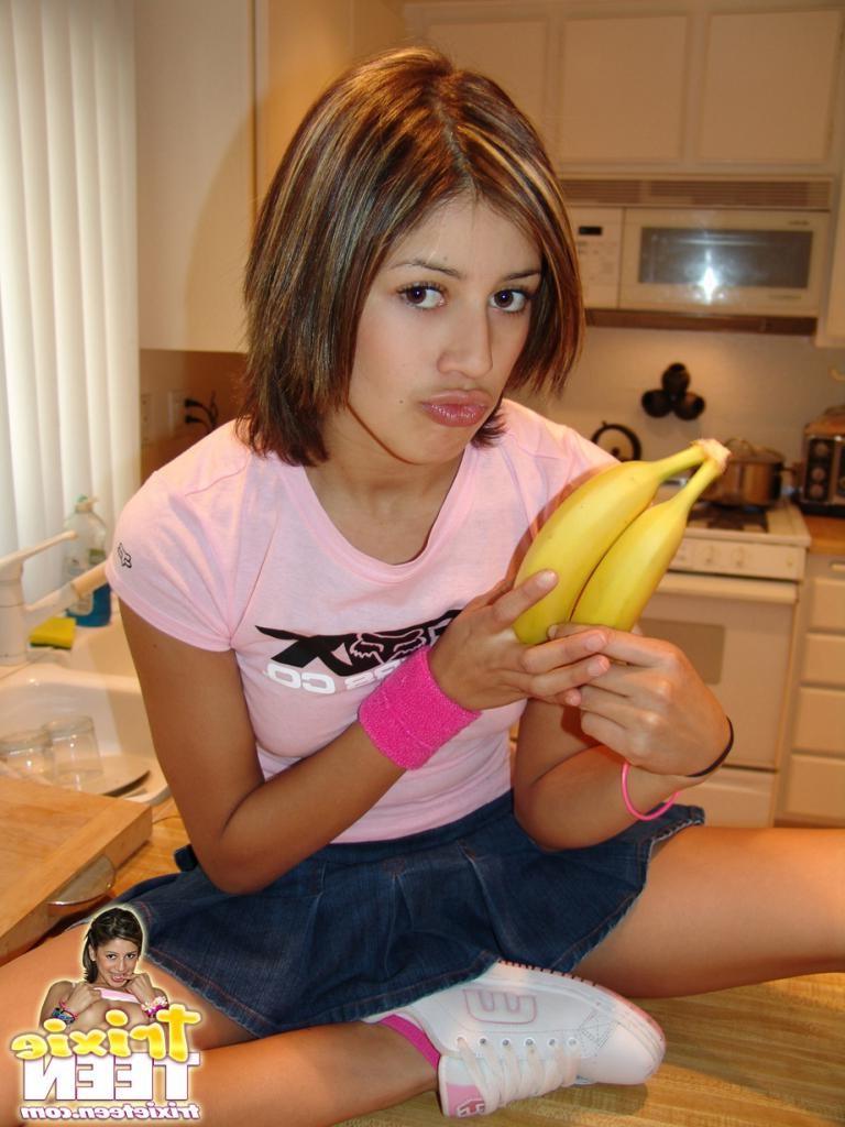16P Brunette amateur teenie sucks on a banana sexy