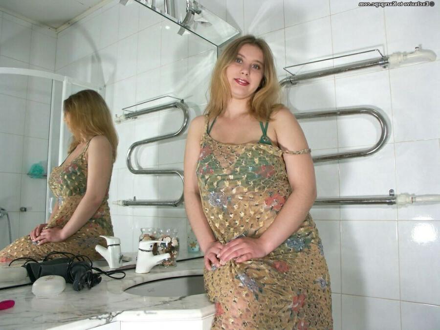 15P Luba Love washes big natural boobs in shower