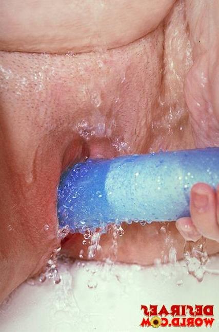 10P Big natural tits gets wet in the shower
