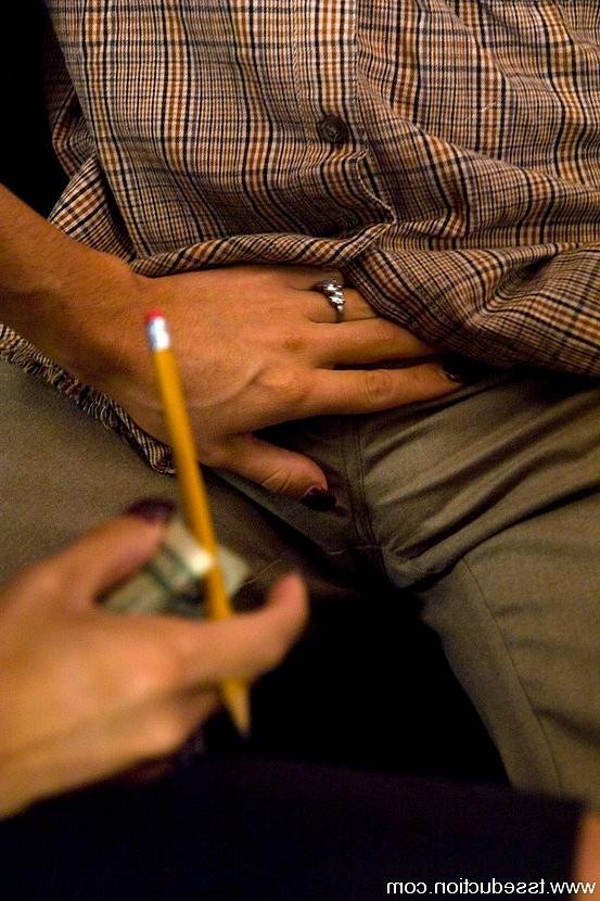 15P Lehrer Ariel Everitts gibt einem weißen männlichen Schüler einen Blowjob