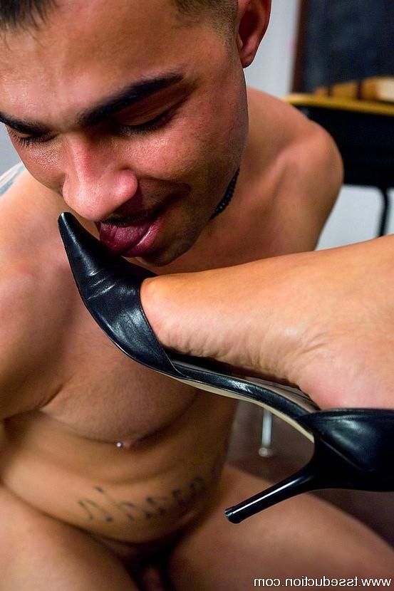 15P Lehrer Ariel Everitts gibt einem weißen männlichen Schüler einen Blowjob