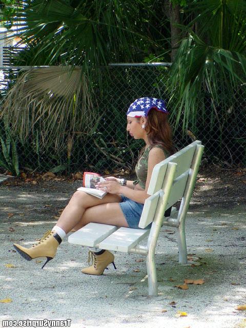 12P Cute tranny in blue bandana getting her dick sucked