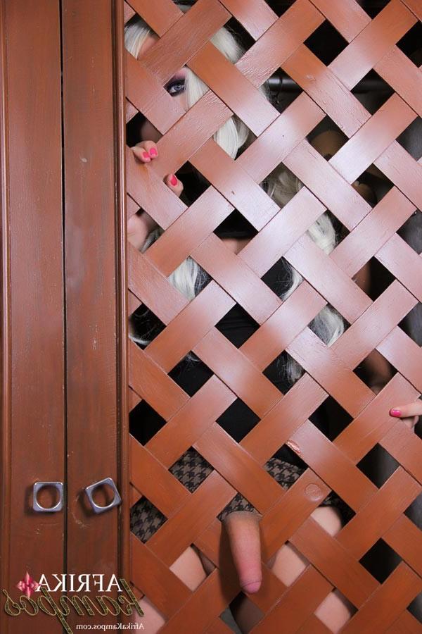 14P Check out the Amazing SURPRISE this blonde babe shows thru the door