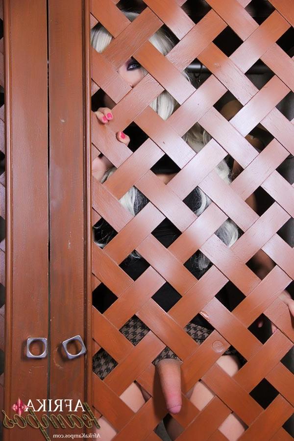14P Check out the Amazing SURPRISE this blonde babe shows thru the door