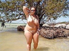 25P Mom loves to get naked