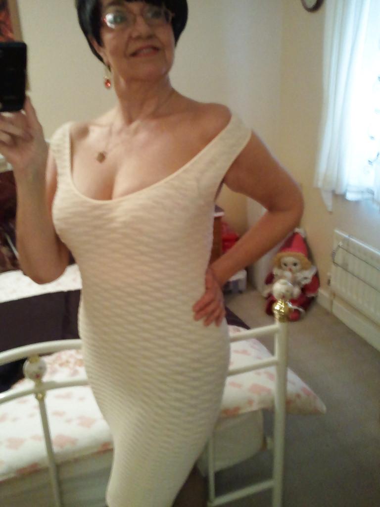 25P Sexy GILF Jean