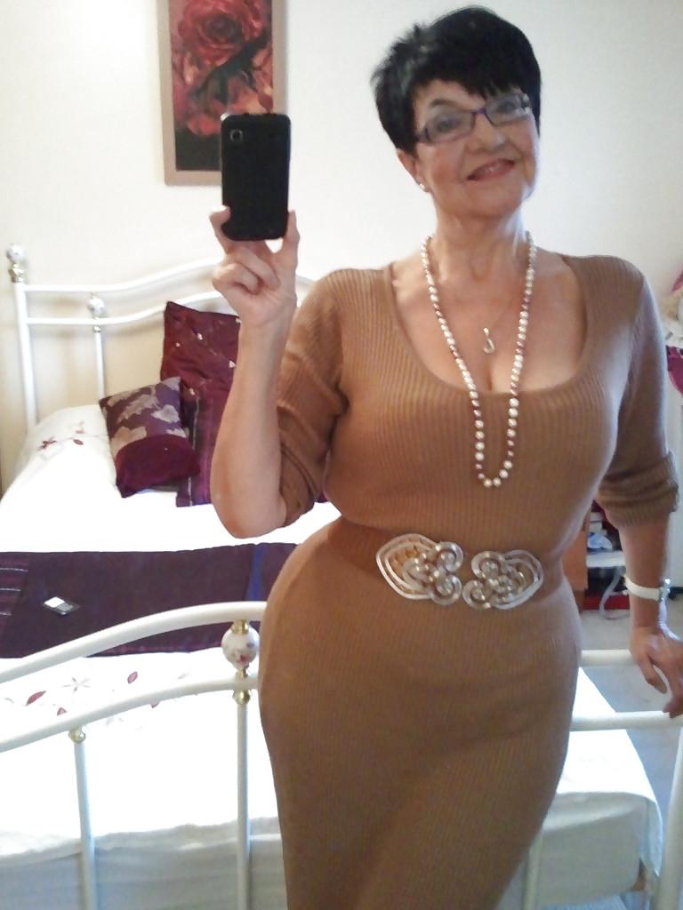 25P Sexy GILF Jean