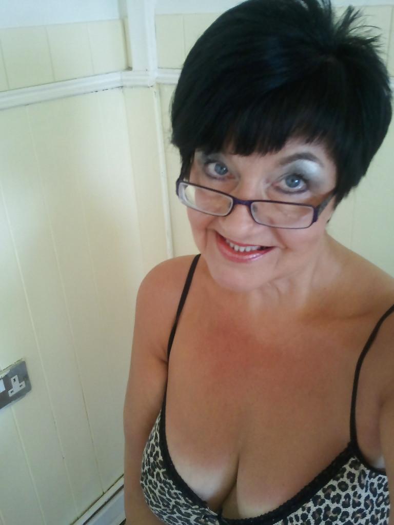 25P Sexy GILF Jean