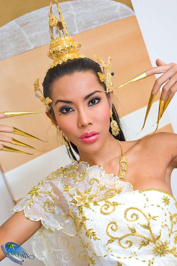 15P Ladyboy Areeya in Thai dancer outfit