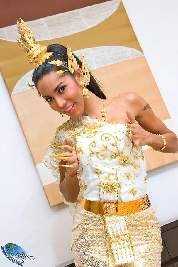 15P Ladyboy Areeya in Thai dancer outfit