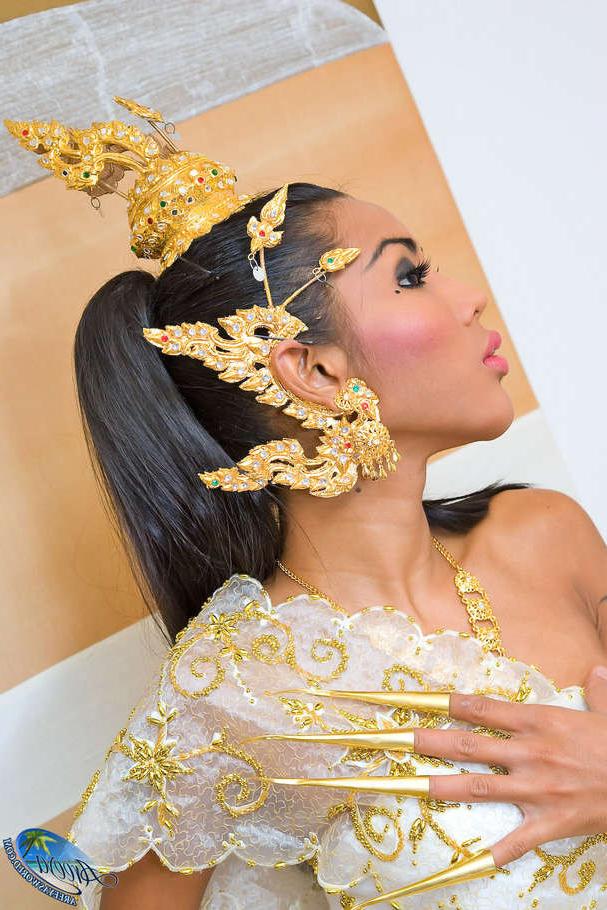 15P Ladyboy Areeya in Thai dancer outfit