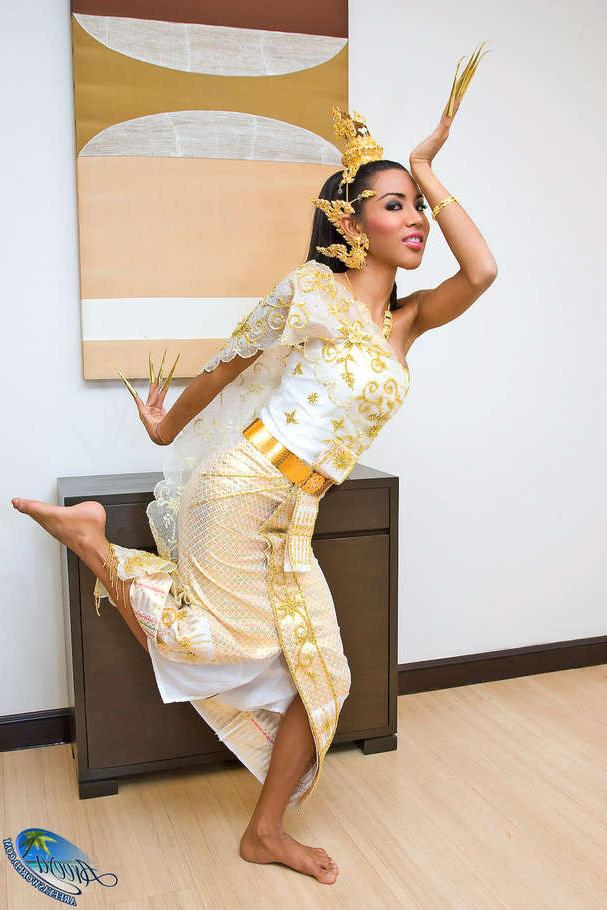 15P Ladyboy Areeya in Thai dancer outfit