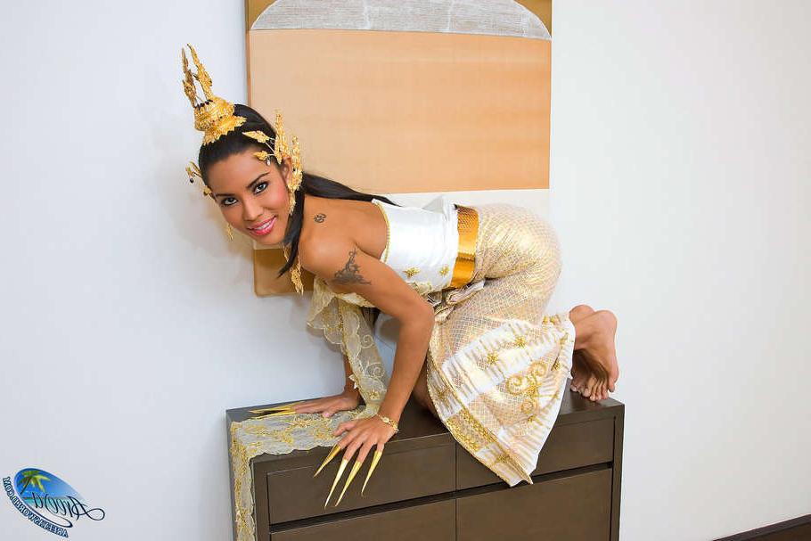 15P Ladyboy Areeya in Thai dancer outfit