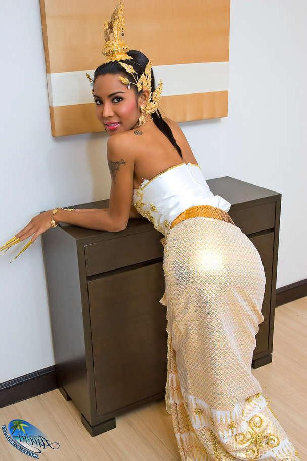 15P Ladyboy Areeya in Thai dancer outfit