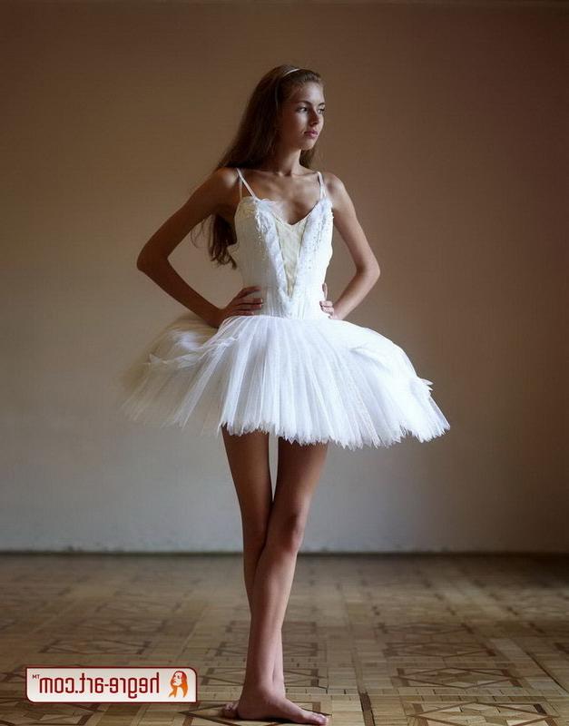 16P Skinny ballerina with small tits posing naked