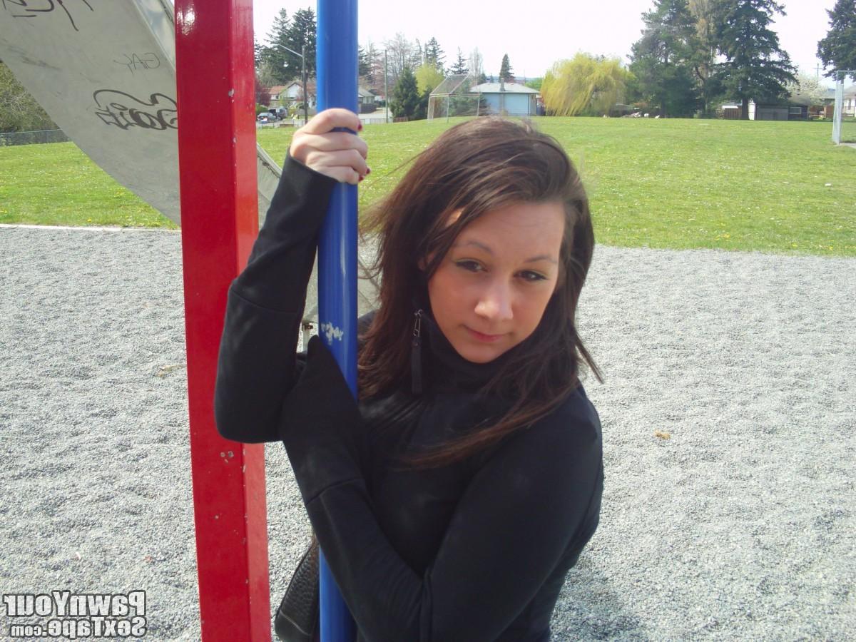 15P Cute babe gets naked with her boyfriend and plays naughty