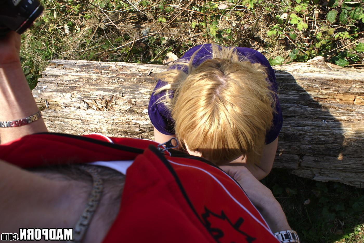 14P Green eye blonde sucks her boyfriend off outdoors