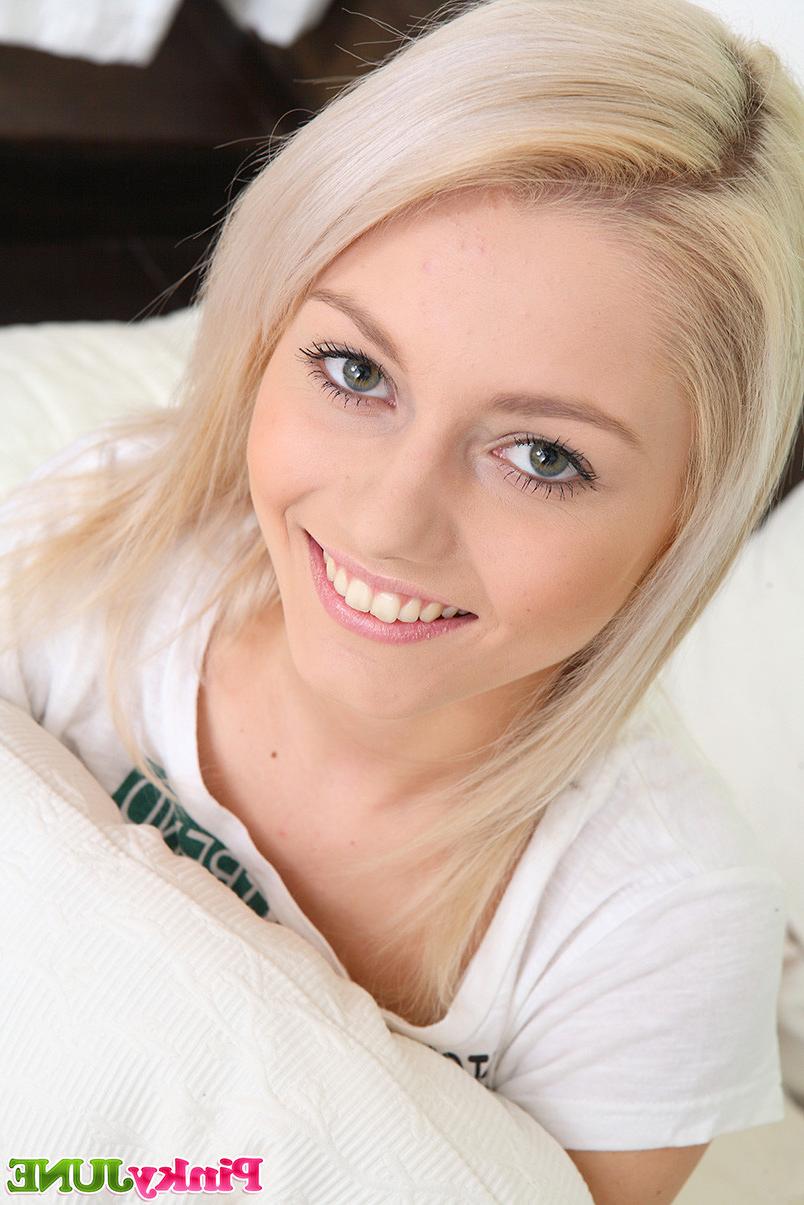 15P 18yo beauty Pinky June looks so sweet and innocent