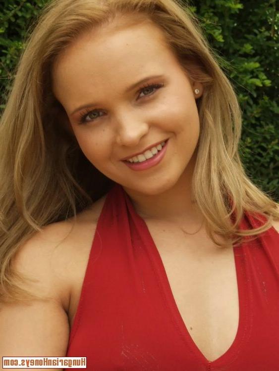 15P Semi innocent girl strips in backyard