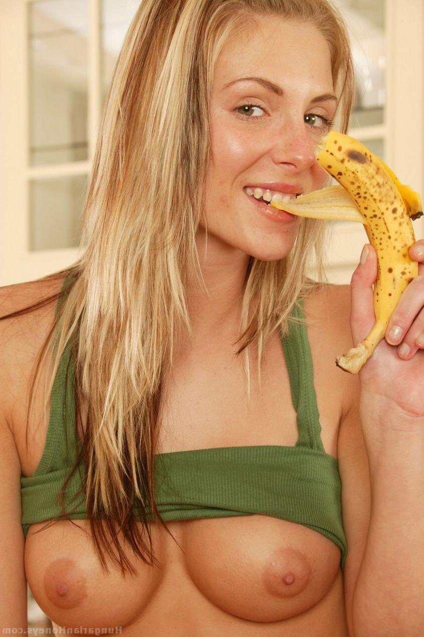 14P Denisa dildoing pussy at breakfast table