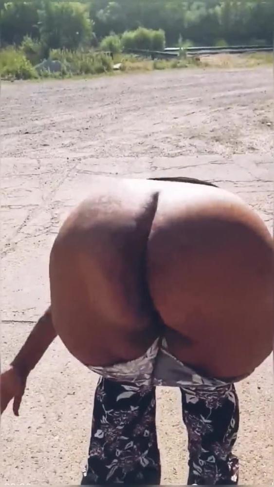 25P Mature Thicc Ass Spread