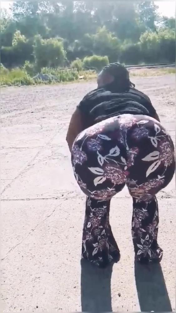 25P Mature Thicc Ass Spread
