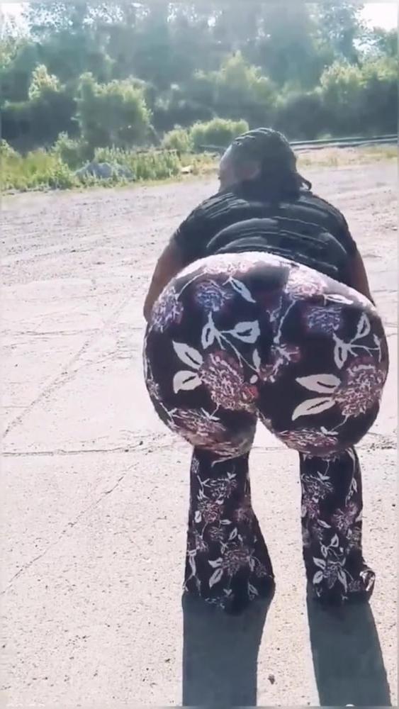 25P Mature Thicc Ass Spread