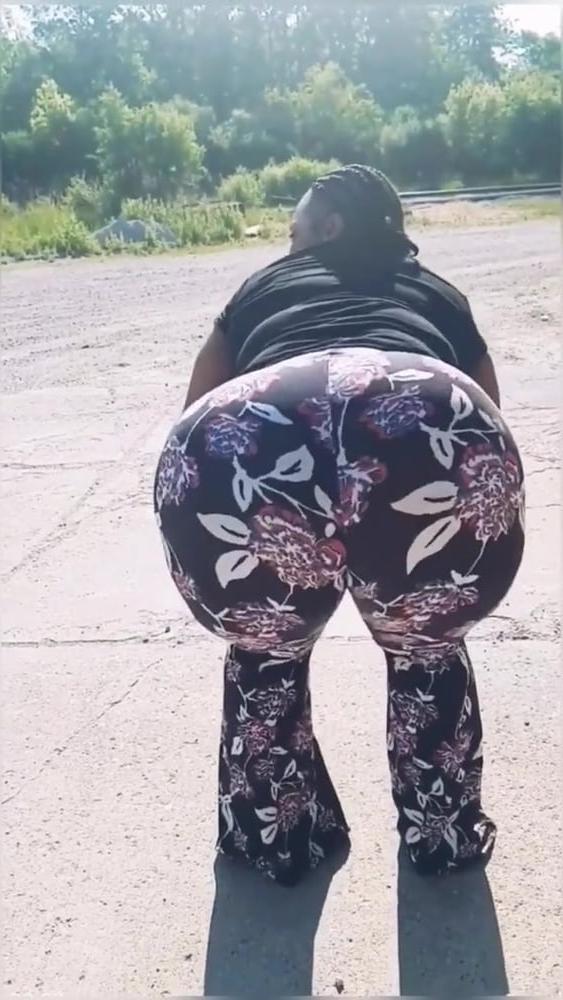 25P Mature Thicc Ass Spread