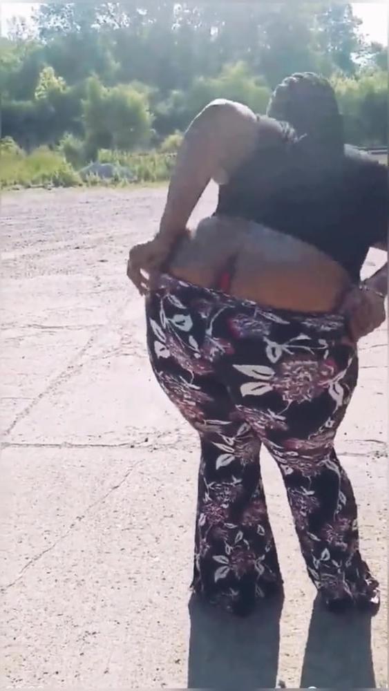 25P Mature Thicc Ass Spread