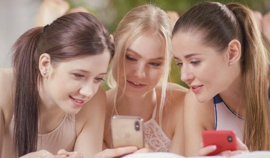 25P Beautiful Teen Lesbian Threesome
