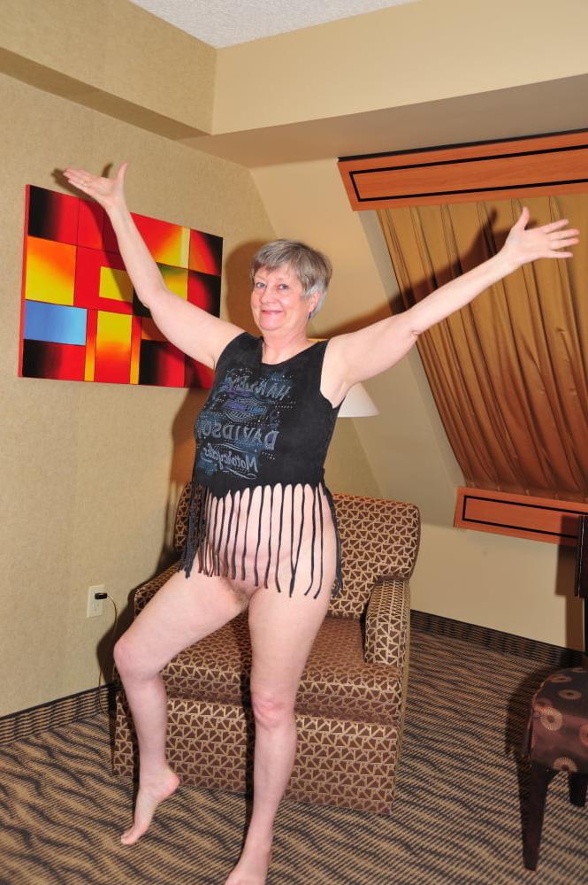 13P Hot gilf loves to pose
