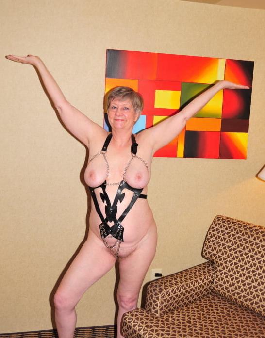 13P Hot gilf loves to pose