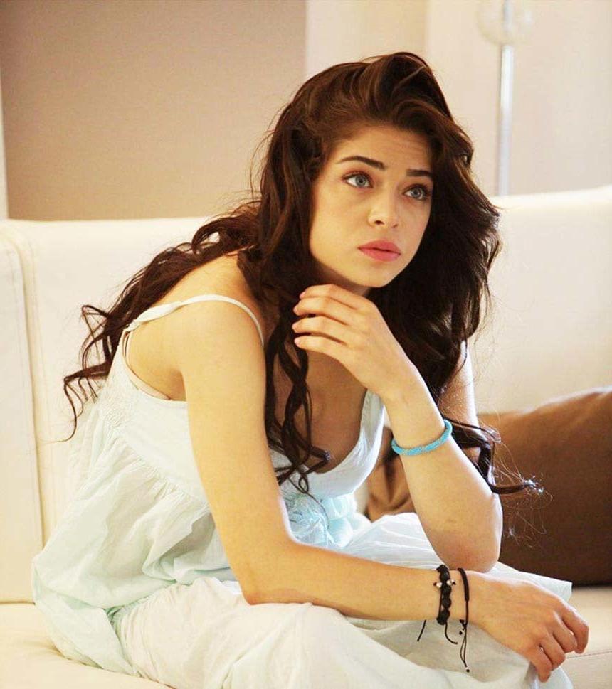 25P Turkish Celebrity Actress &amp; Model Oyku Celik