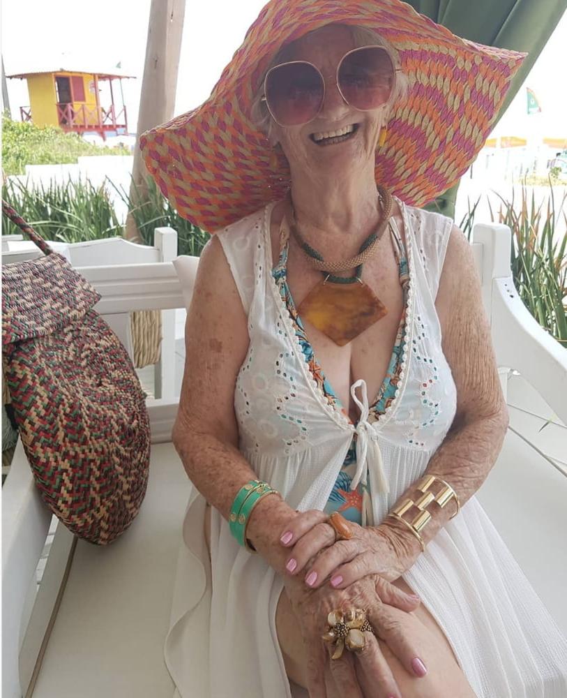 25P Very old non-nude gilf likes her hats