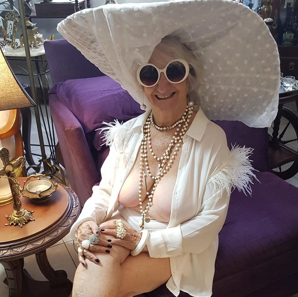 25P Very old non-nude gilf likes her hats