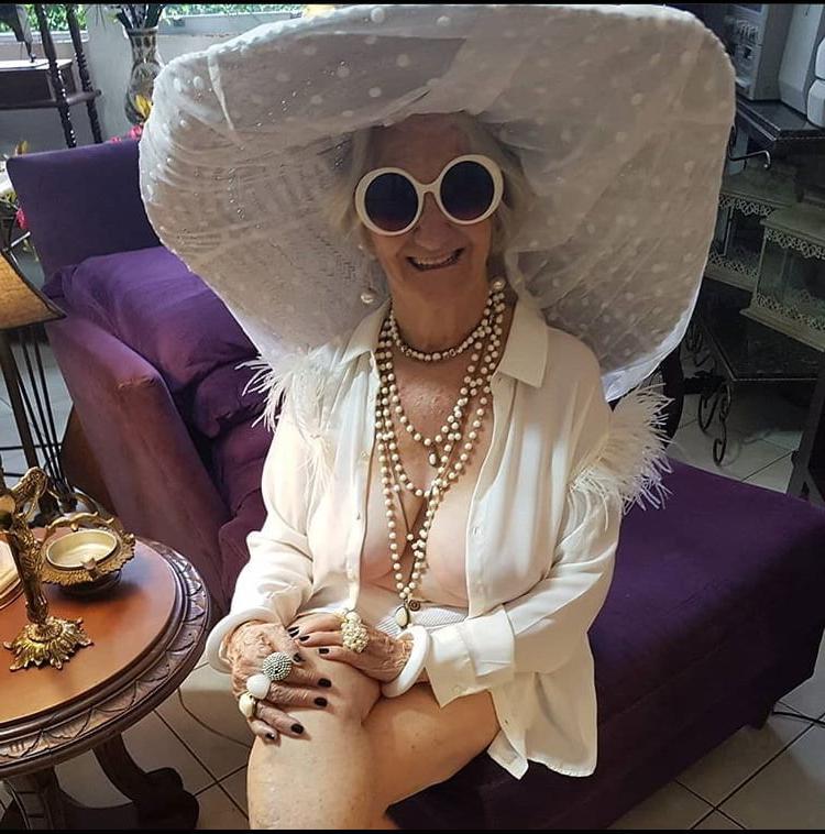 25P Very old non-nude gilf likes her hats